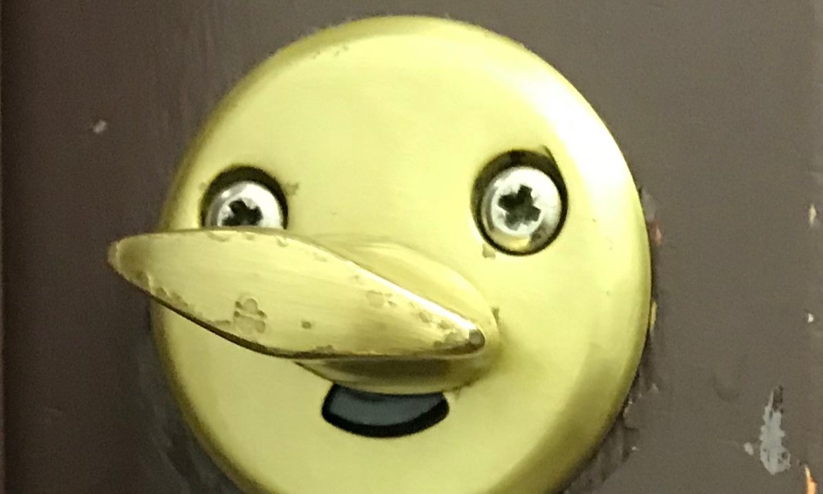 Dörrvred i mässing som ser ut som ett glatt ansikte